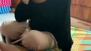 Abg Viral Terbaru cewek hijab yang menikmati ulekan dari paha atas New Trending Top 2025 Global